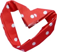 rood papieren hartje met polka dot patroon erop