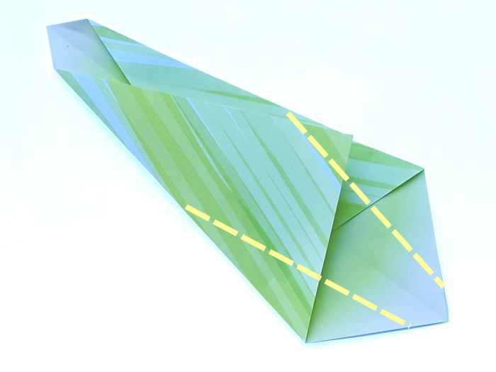 Fold an Origami Amaryllis Leaf