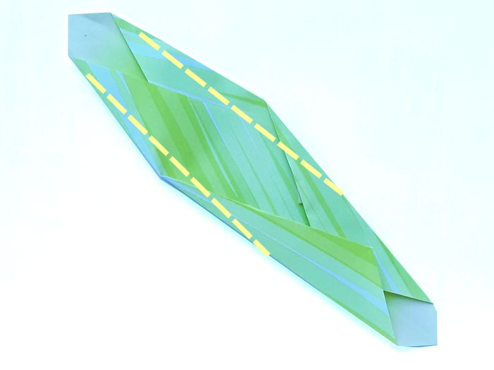Fold an Origami Amaryllis Leaf