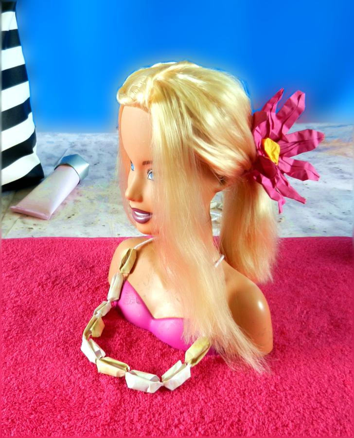 Barbie met Cowrie schelpen ketting