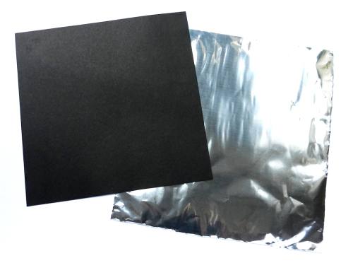 zwart papier en aluminiumfolie