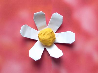 a kirigami daisy