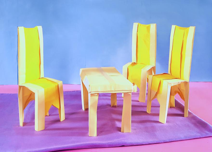 Origami stoelen en tafel