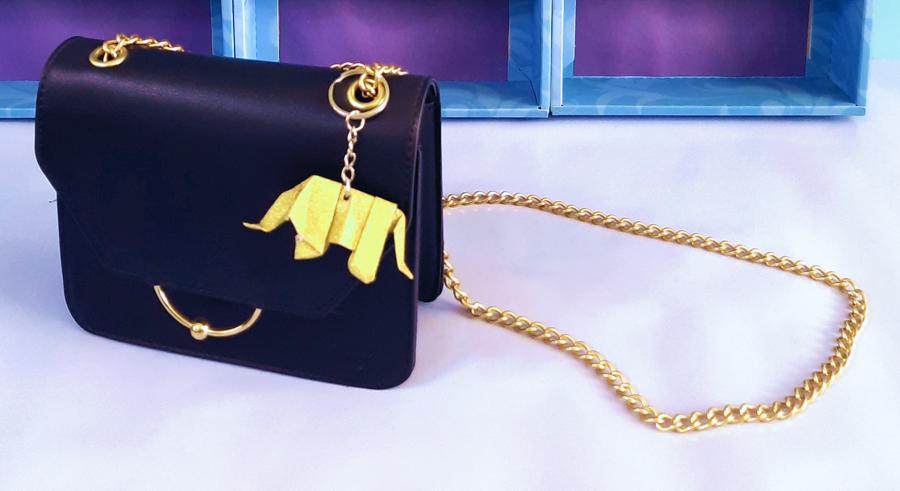 Schoudertas met olifant hanger Schoudertas met olifant hanger