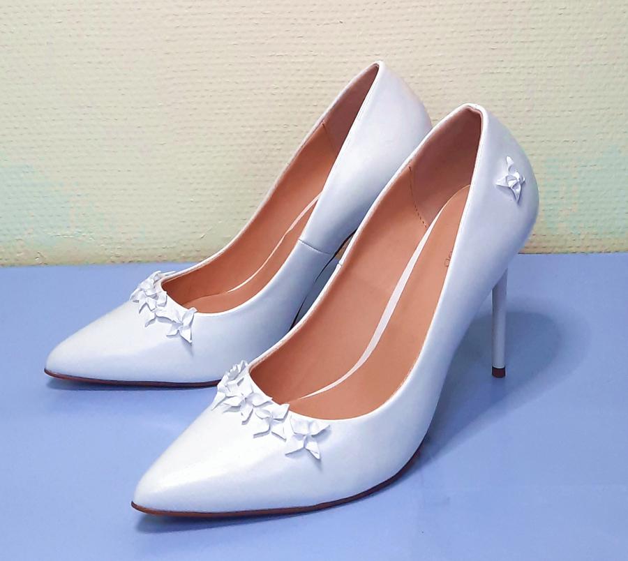 Hoge Hakken met Bloem Studs