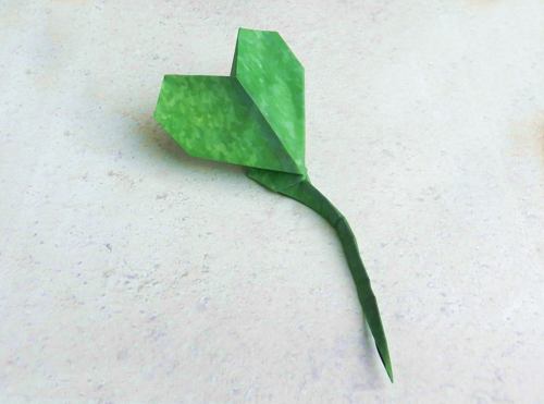 papierkunst bloemblaadje in de vorm van een hartje
