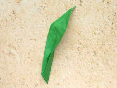 groot origami blaadje voor bij een bloem