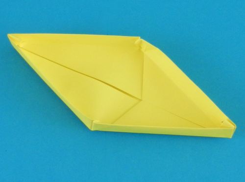 een origami snoepdoosje vouwen van papier