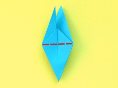 een onderdeel van een modulair origami model vouwen