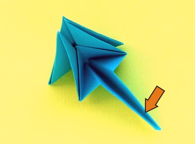 een onderdeel van een modulair origami model vouwen