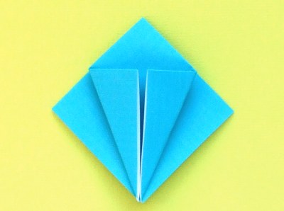een onderdeel van een modulair origami model vouwen