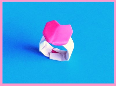 ring van papier met een roze hartje
