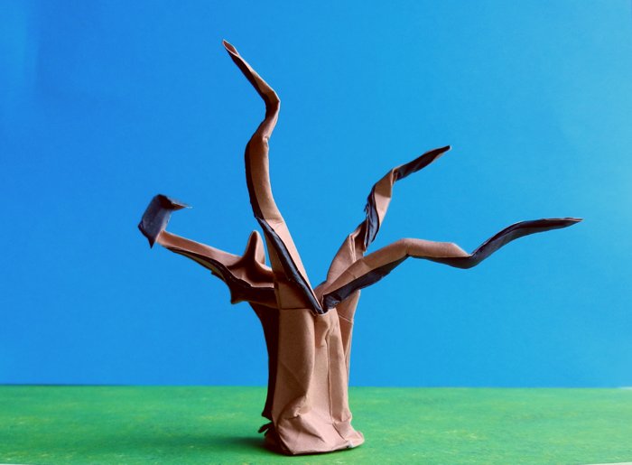 kunstzinnig papieren beeldje van een enge boom
