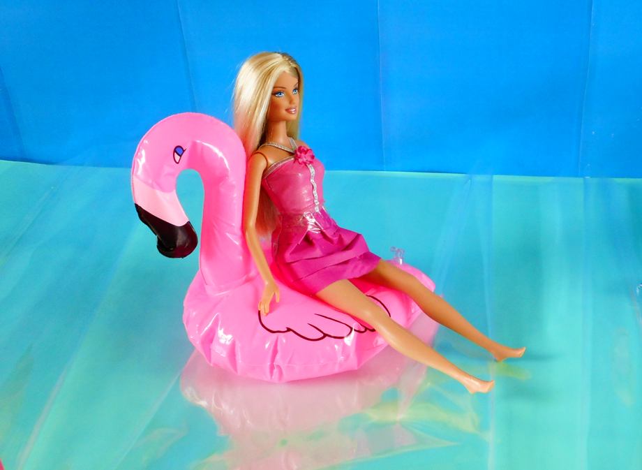 Barbie op een Flamingo floatie
