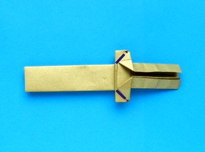 een goudkleurig zwaard van papier knutselen