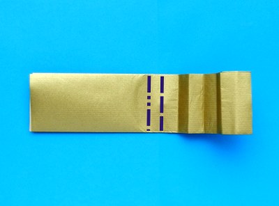 een goudkleurig zwaard van papier knutselen