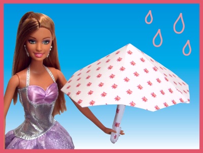barbie pop met een paraplu van papier in haar hand