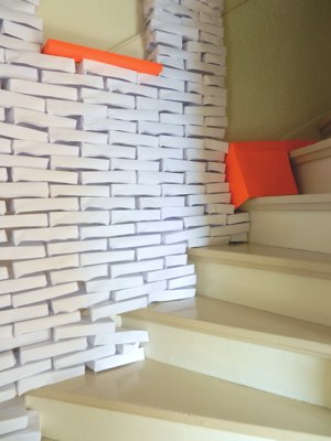 complete muur van honderden papieren bakstenen