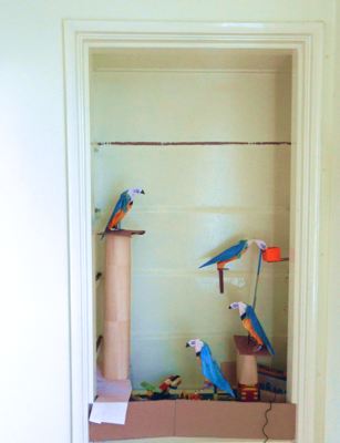 papegaaien van papier die bewegen op een technisch lego constructie
