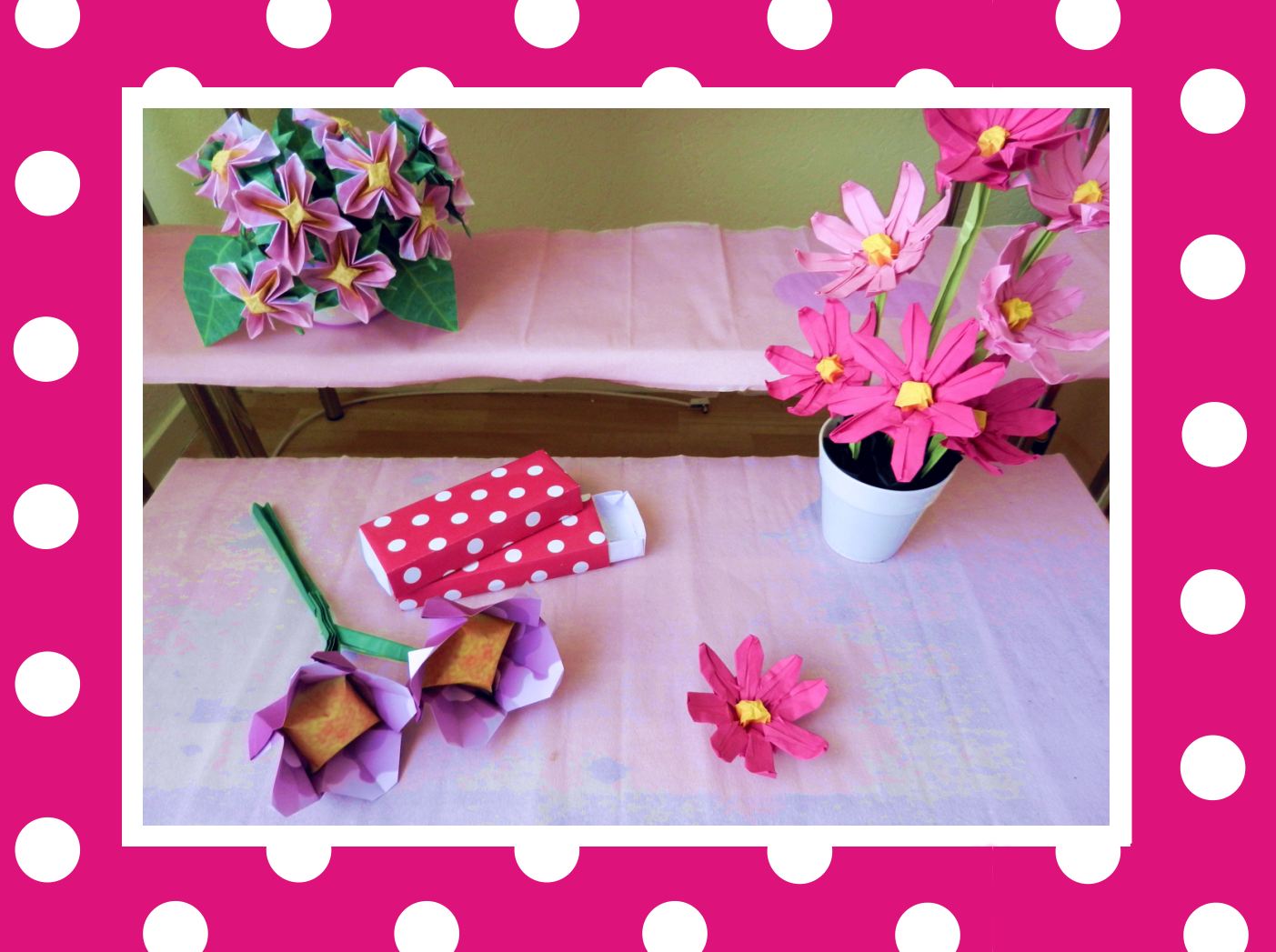 briefkaartje met roze kunstbloemen van papier