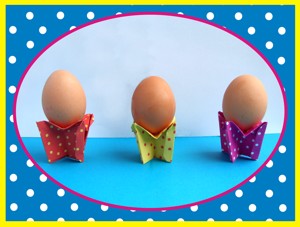 paaskaartje met eieren en felgekleurde polka dots