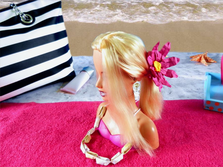 Barbie met schelpenketting