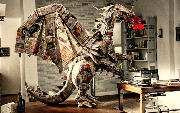 draak die van krantenpapier is gemaakt
