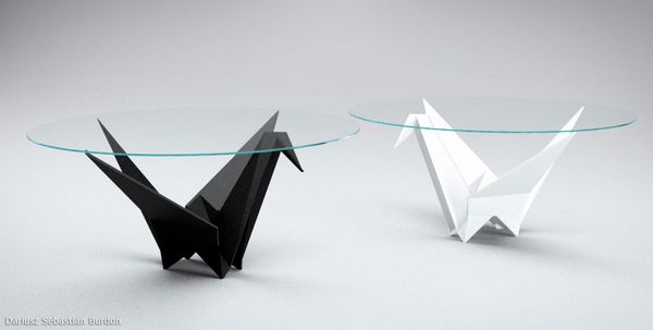glazen tafels met een origami vogel als onderstuk