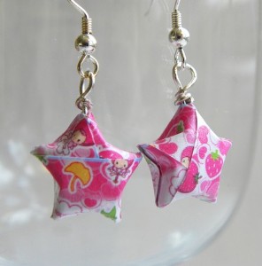 roze kawaii oorbellen van papier