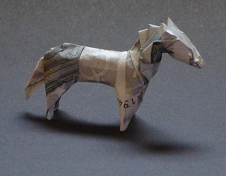 van 2 eurobiljetten gemaakte pony