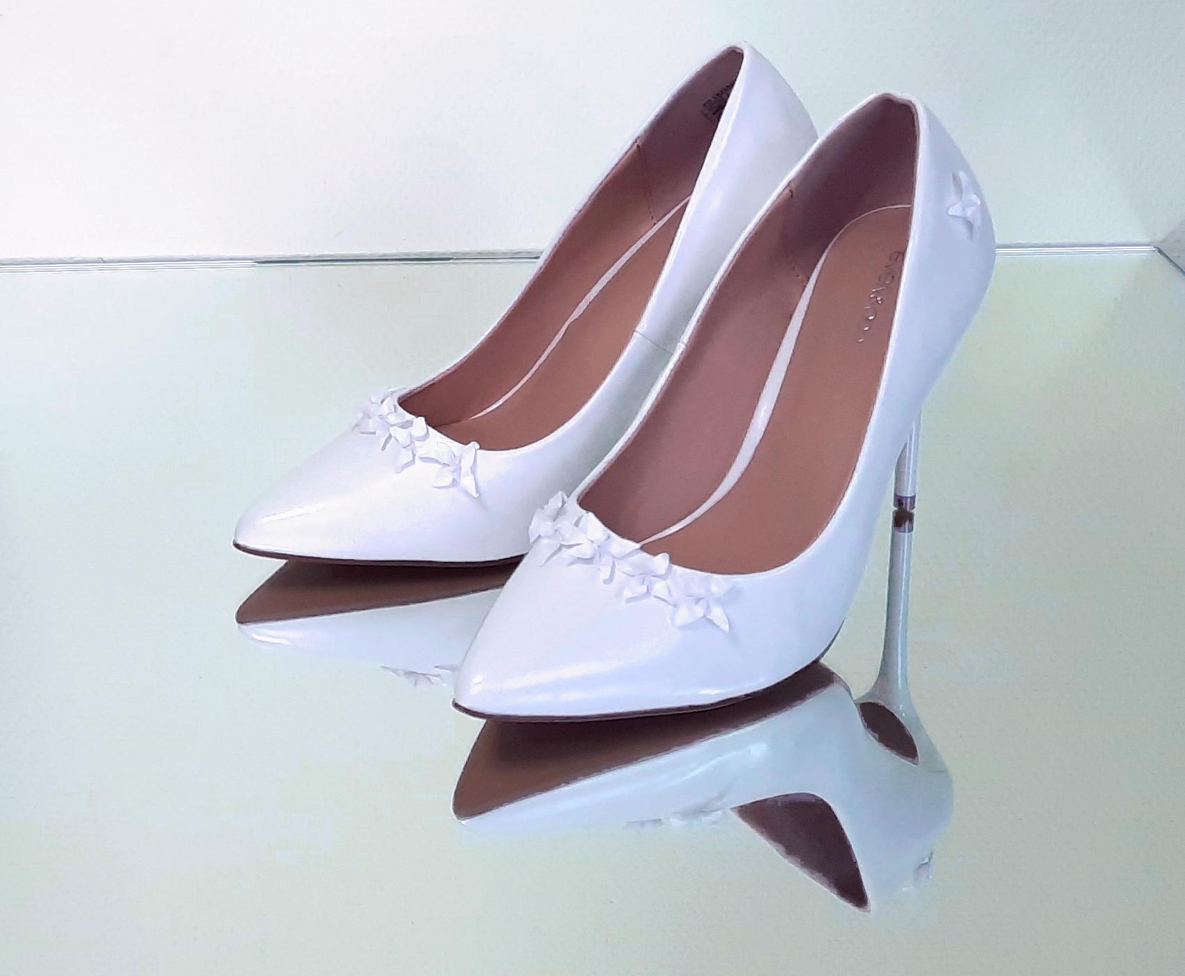 Pumps with Flower Studs