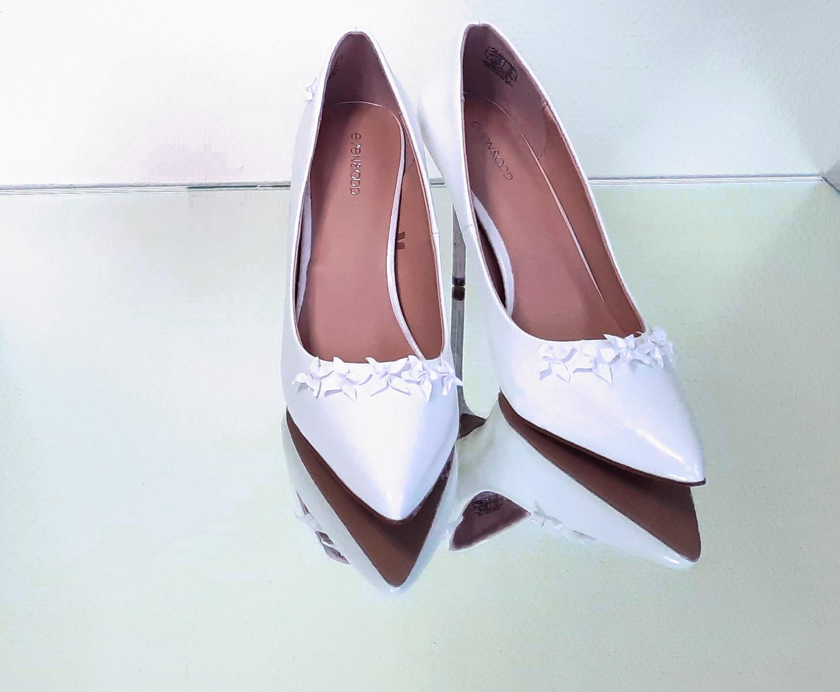 Pumps with Flower Studs