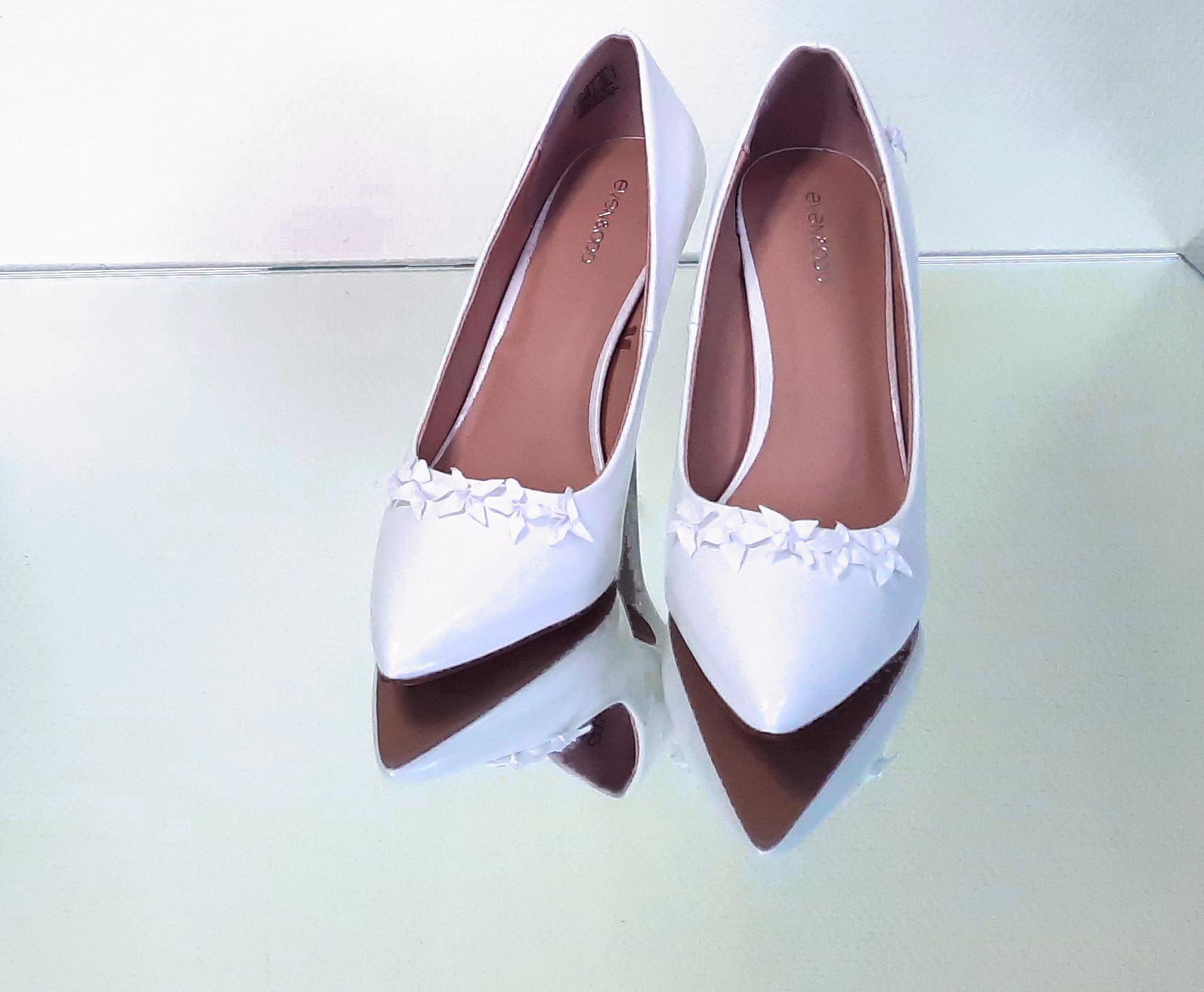 Pumps with Flower Studs