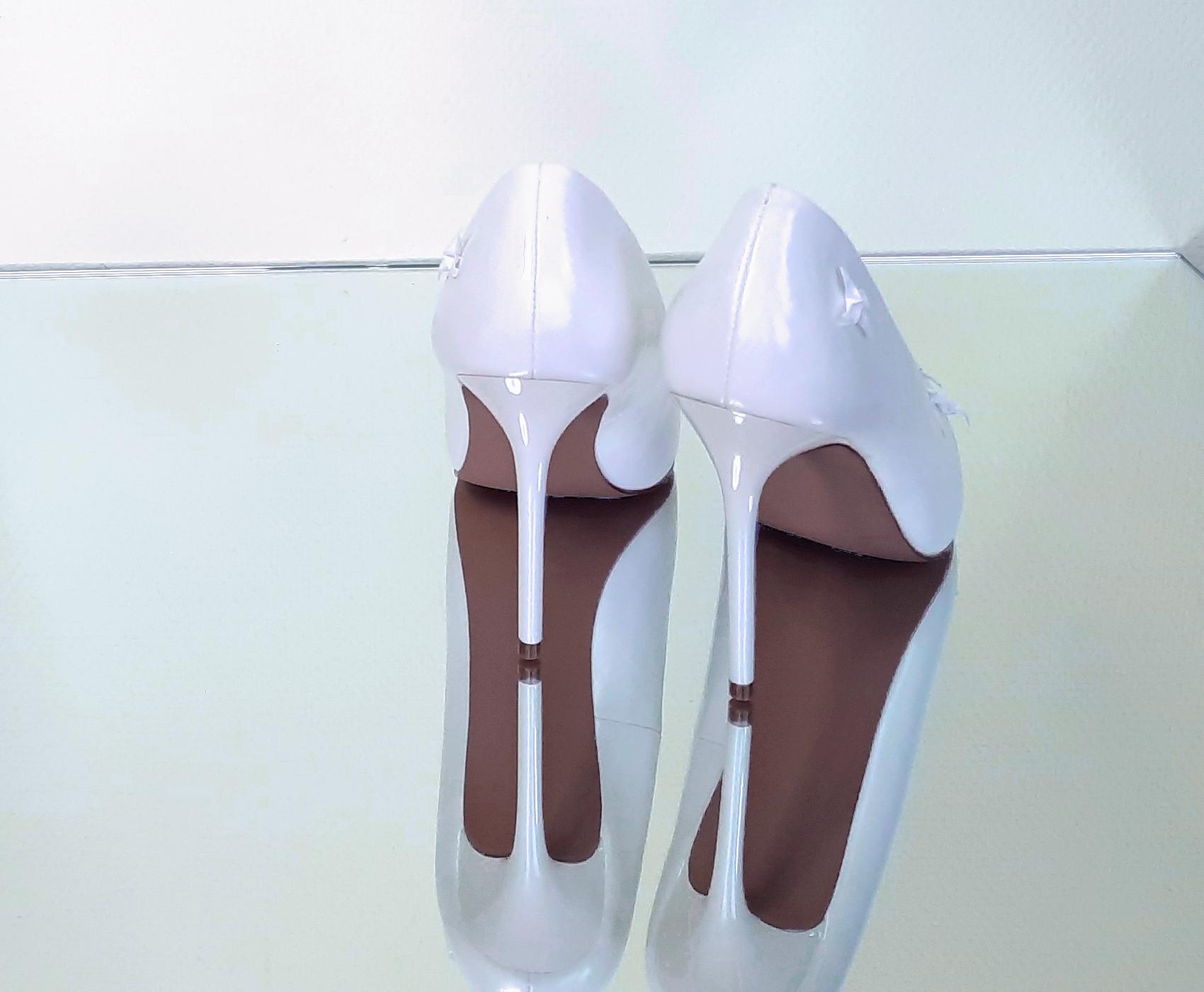 Pumps with Flower Studs