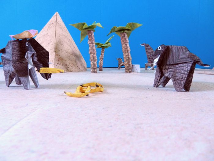 zelfgemaakte olifanten bij een piramide van papier