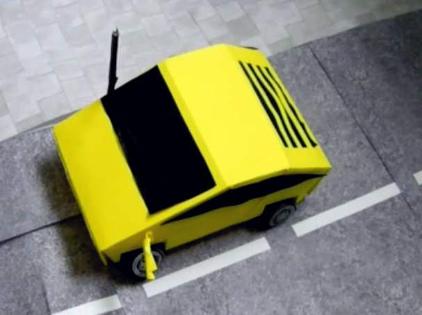 Auto die is gemaakt van papier