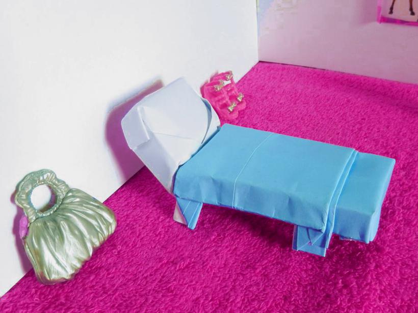 Poppenhuis bed van papier